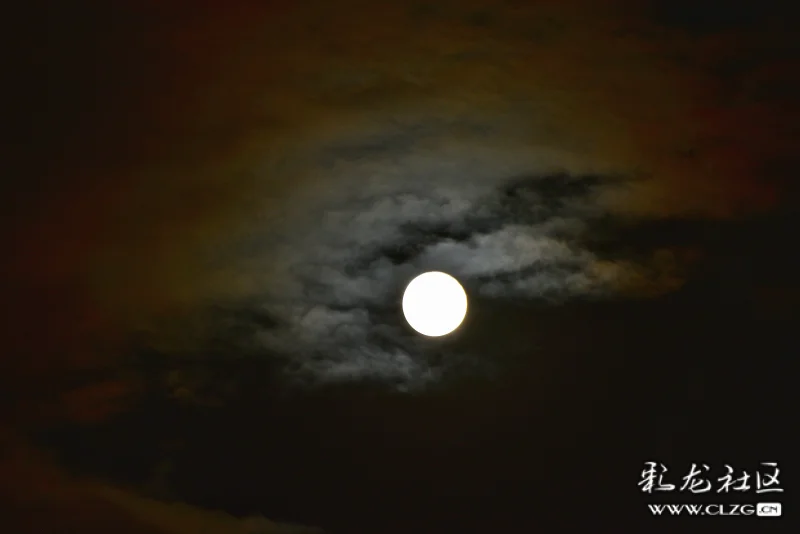 彩云伴月