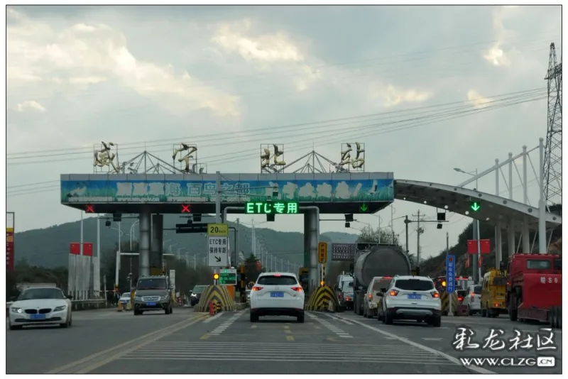 高速路横贯于我们左右上方,行驶几十公里,在水塘收费站才得上毕威高速