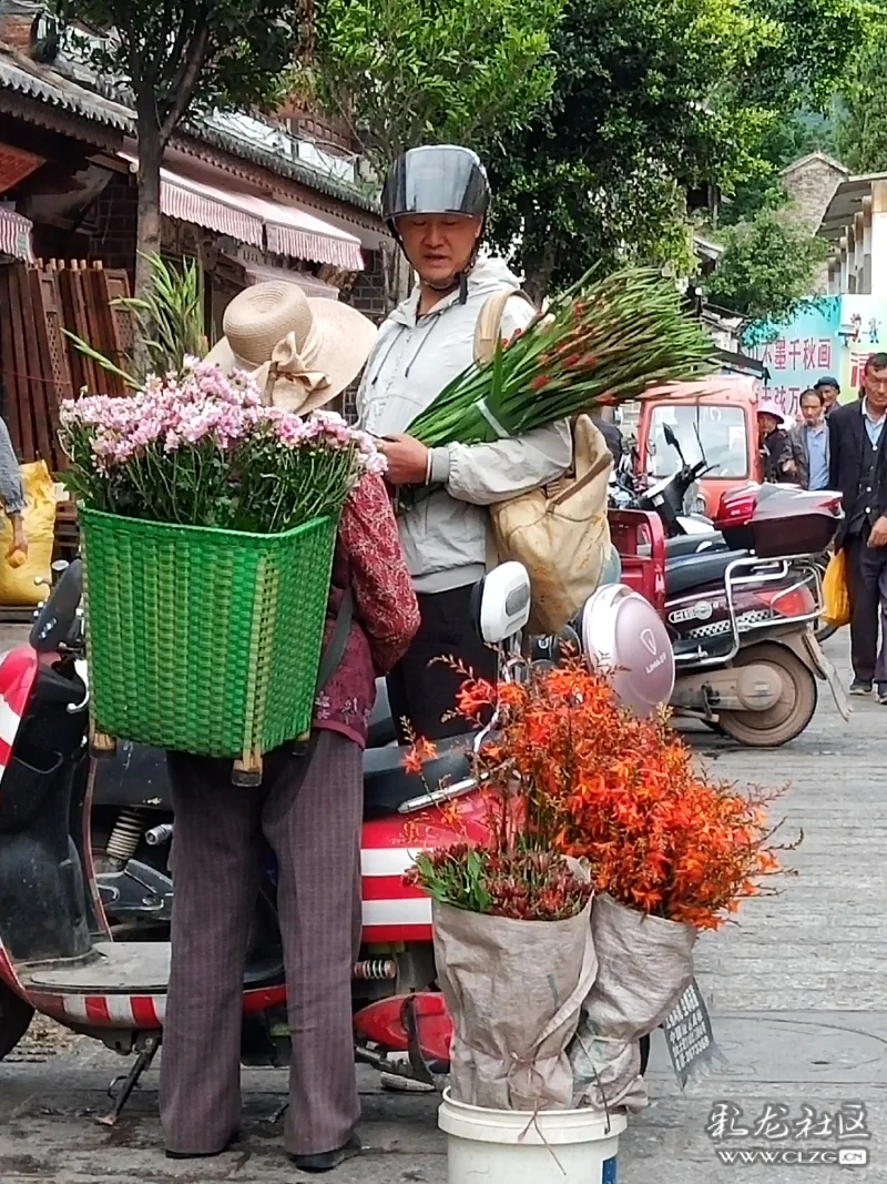 早市上的卖花人和买花人