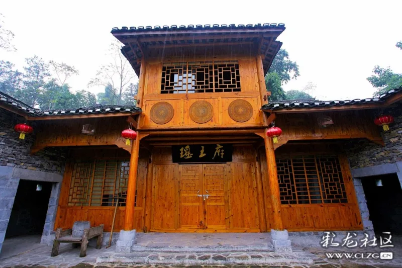瑶族人居室的基本象征,其基本结构是吊几根柱子在地上,人只居住在楼