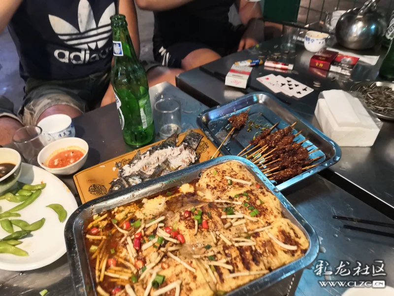在普洱,啤酒踩箱喝,白酒抬碗喝也是常事~~所以老板啤酒十块一件,白酒