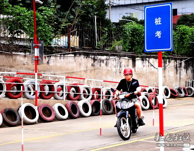 昆明锦大驾校摩托车训练场.