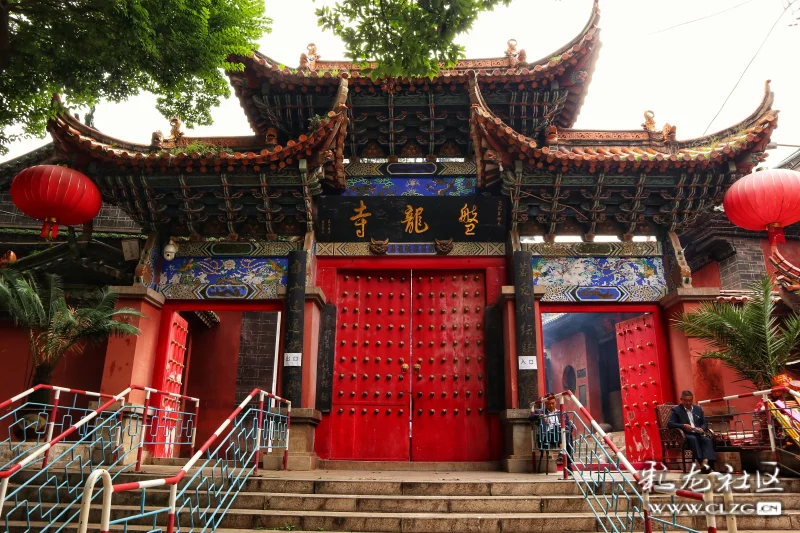 盘龙寺观庙宇依山势构建,山门内有一,二,三天门,迎仙桥,唾佛殿,吕祖殿