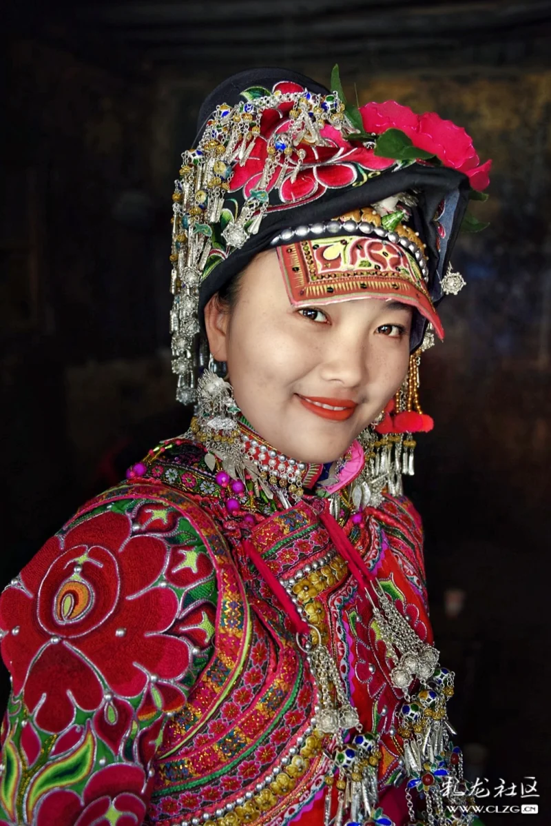 美丽的彝族新娘的笑