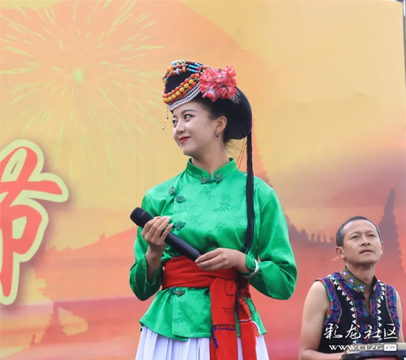 云南民族村傈僳族阔时节的帅哥美女歌手