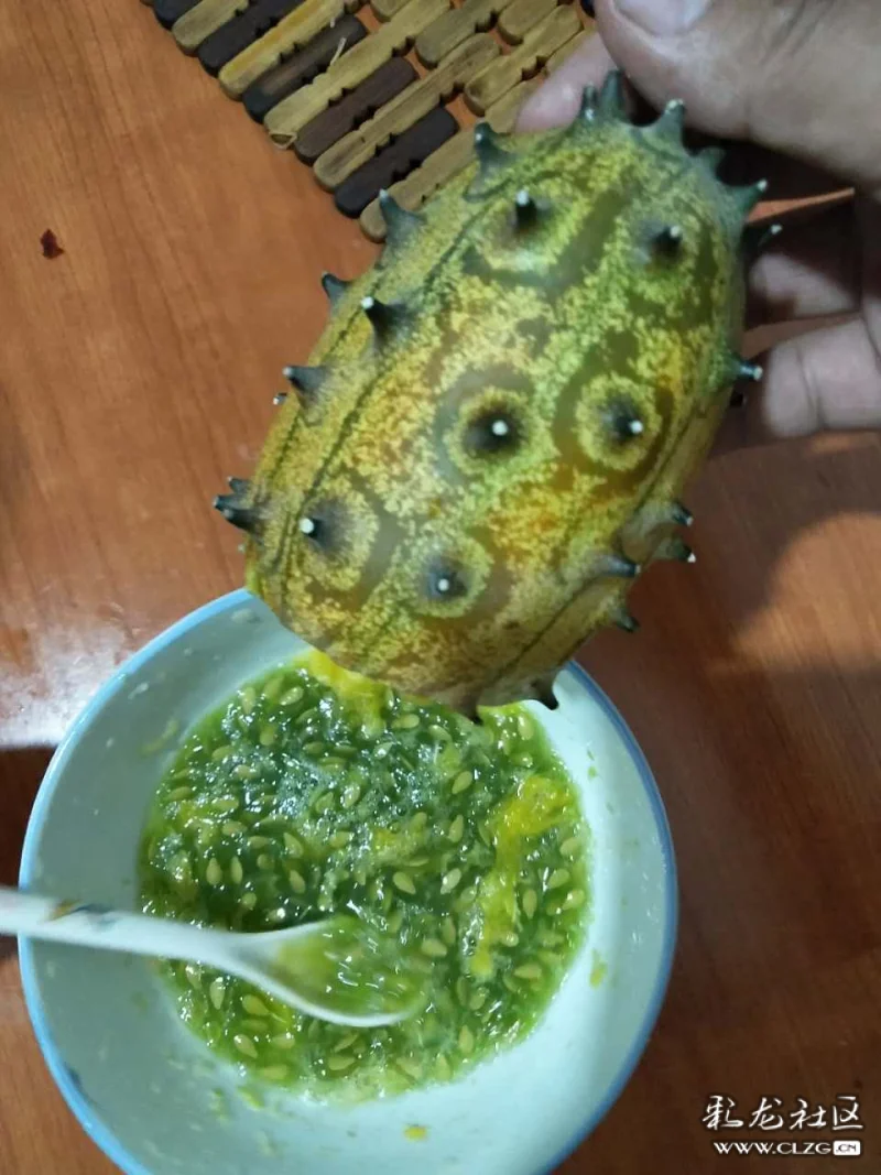 我选择了一个土豪的吃法—把顶04切开,然后把中间的籽倒入碗中,加