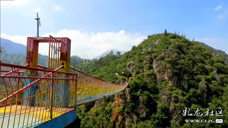 伽峰山风景区位于富民县,海拔一千九百余米,状似春笋,小巧玲珑.