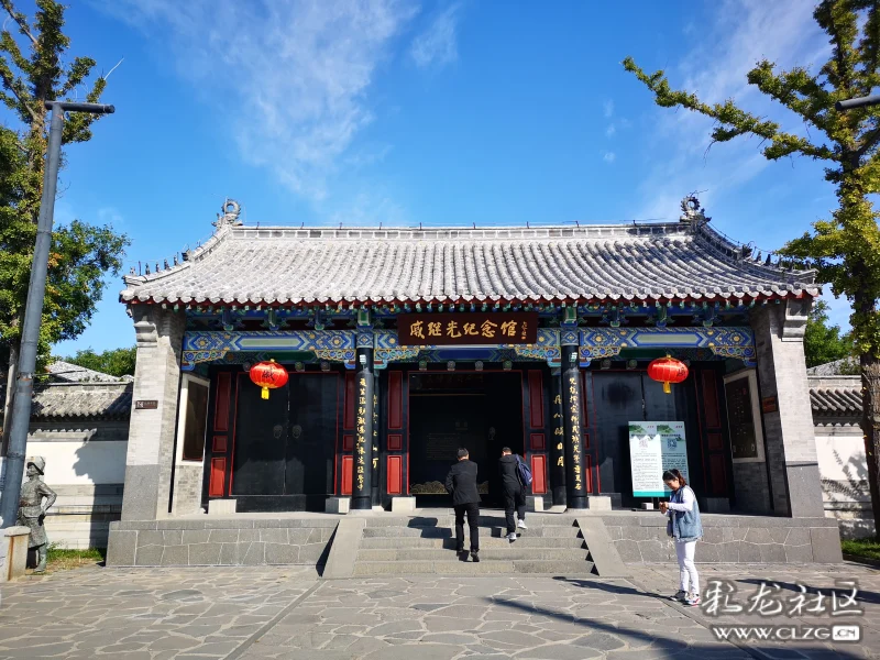 戚继光纪念馆位于蓬莱振扬门北侧,由以前的水师府辟建而成,占地三千二