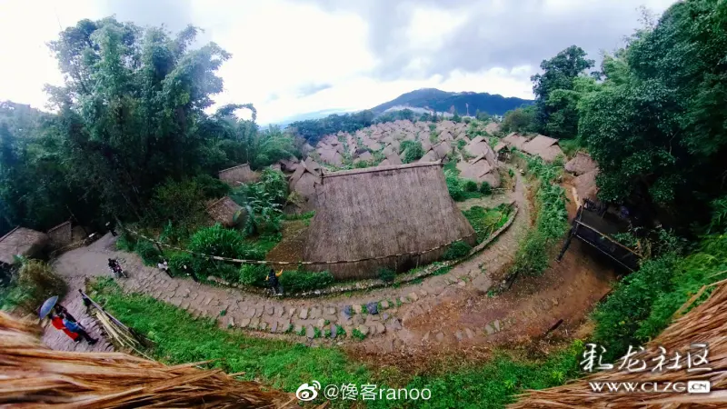 "翁丁"佤语意为云雾缭绕的地方,漫步神秘原始村落,时有伴雨,我们也