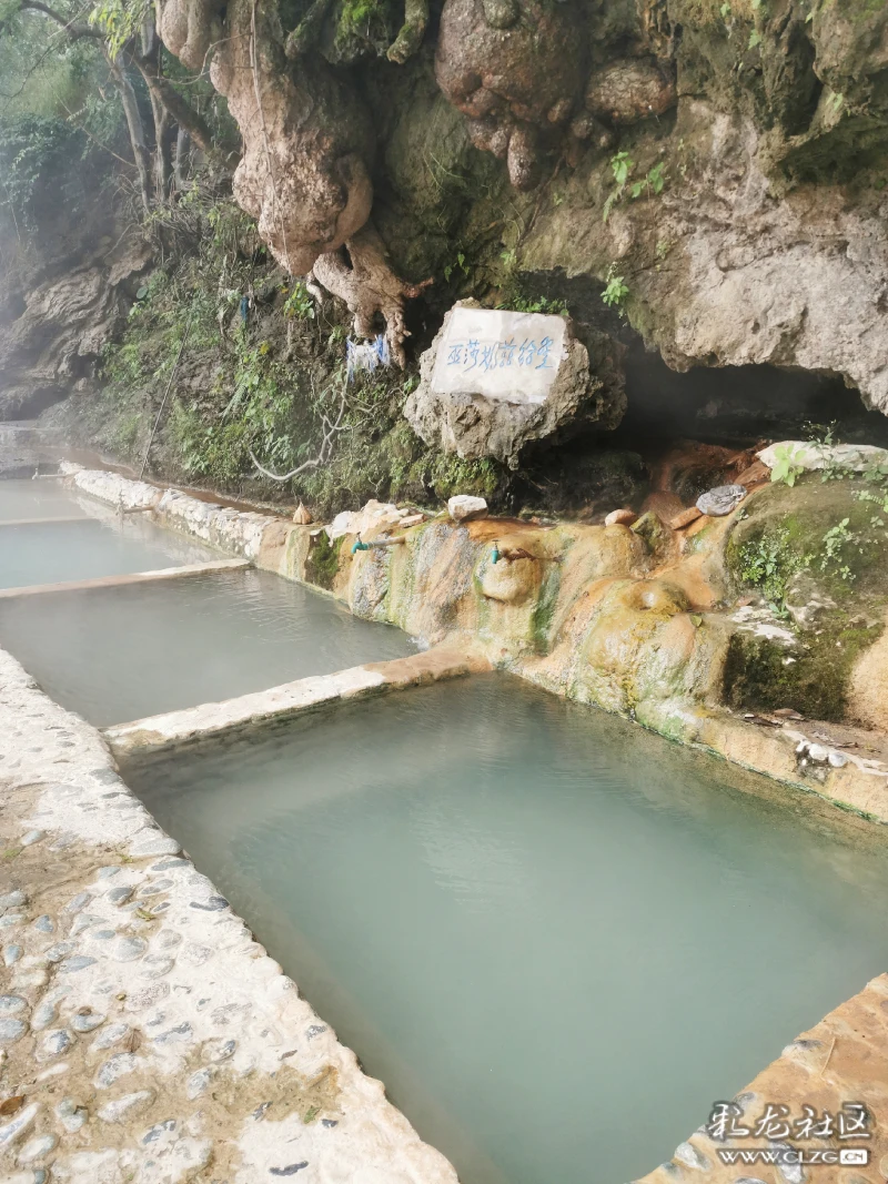 怒江西岸,有着若干个正对江涛的露天温泉,也是傈僳族举办澡塘会的地方
