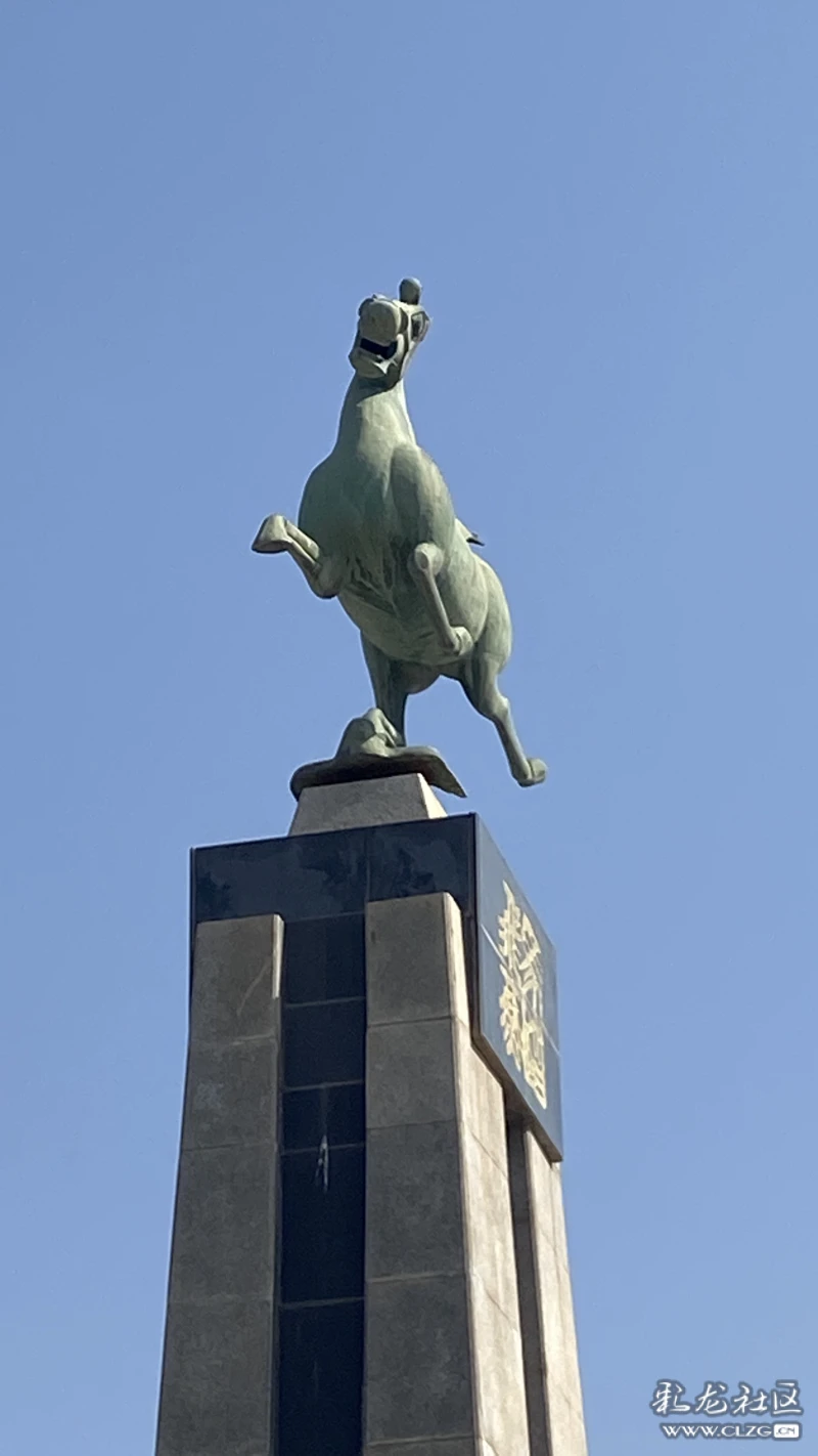 从雷台汉墓景区的正门进入,首先就是马踏飞燕的题雕塑广场,雕塑的