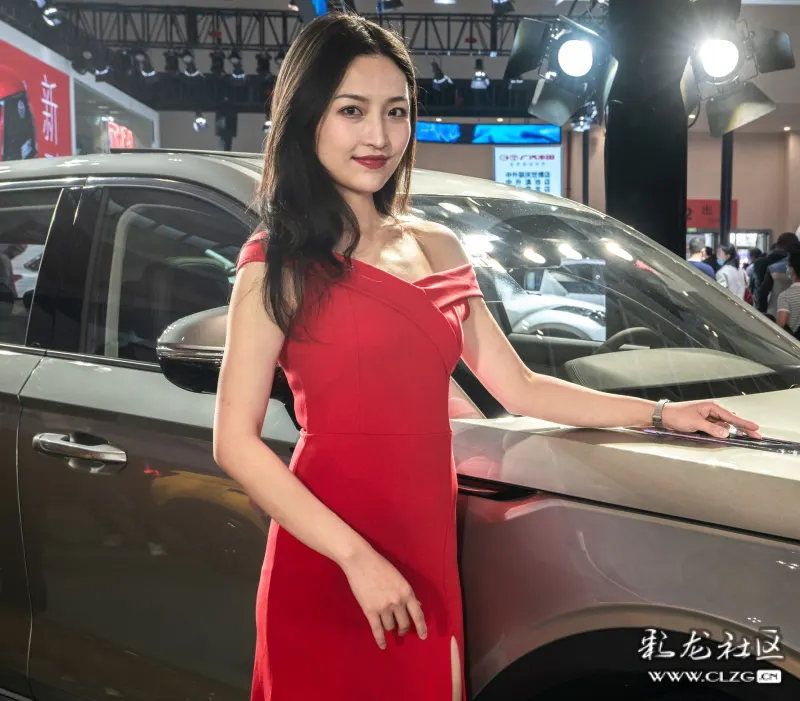 昆明车展漂亮的车模小姐姐