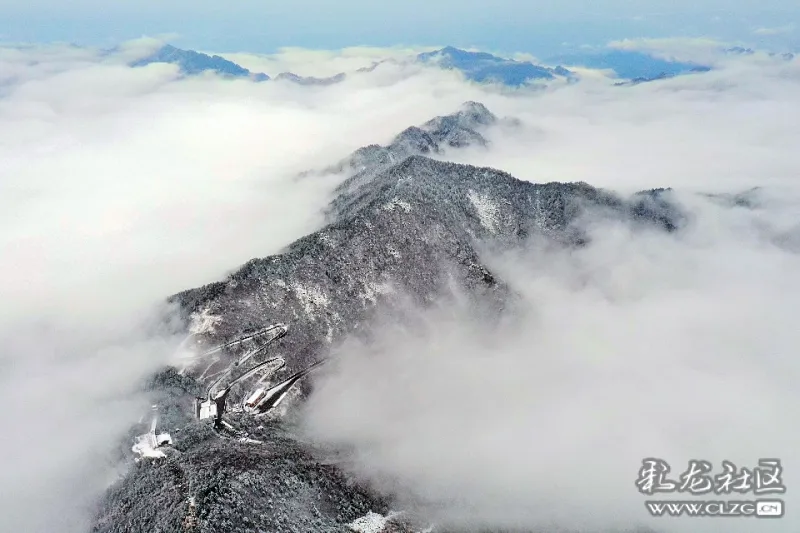 陕西行:航拍秦岭山脉最高峰太白峰,中国南北方的分界岭!