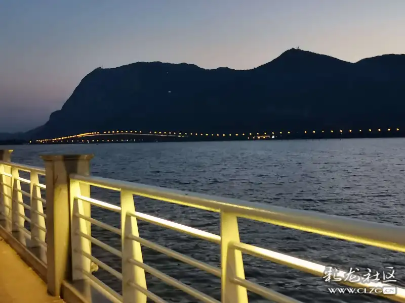 海埂大坝的夜景也迷人