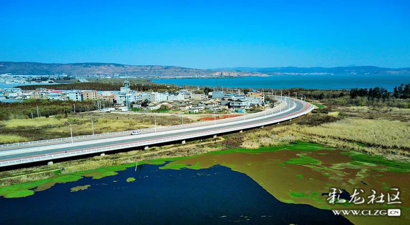 航拍蓝天,白云下的最美水上公路——昆明滇池环湖南路