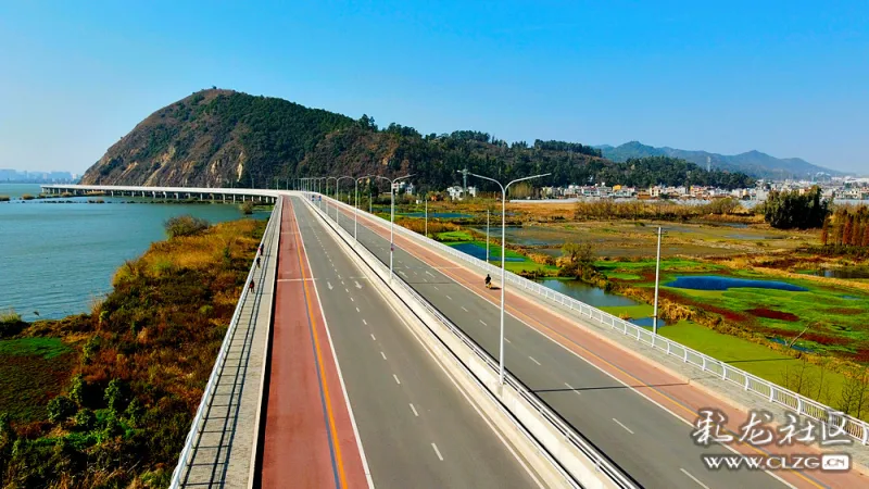 航拍蓝天,白云下的最美水上公路——昆明滇池环湖南路