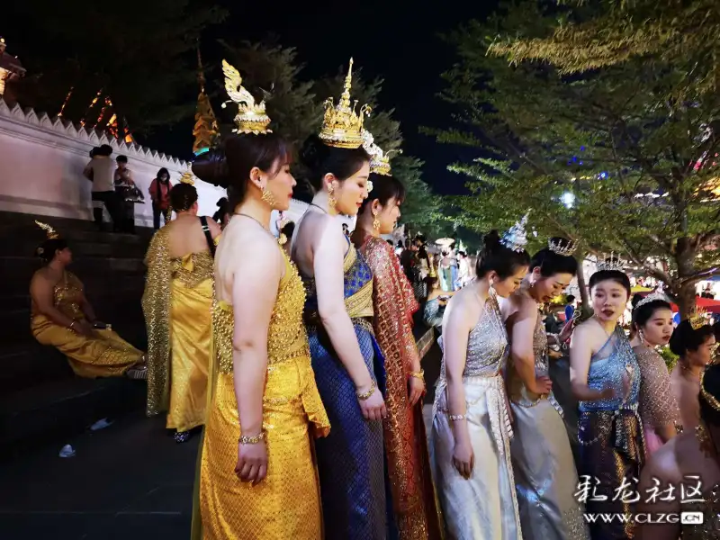 景洪湄公河星光夜市傣族服装秀手机拍摄