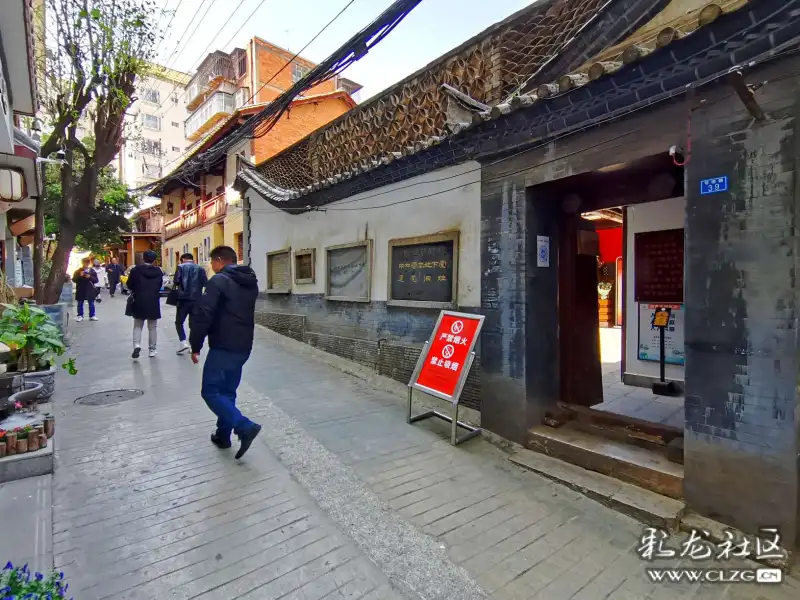 在昆明华山东路与青年路之间,有一条东西向的小巷叫节孝巷,巷里有一幢