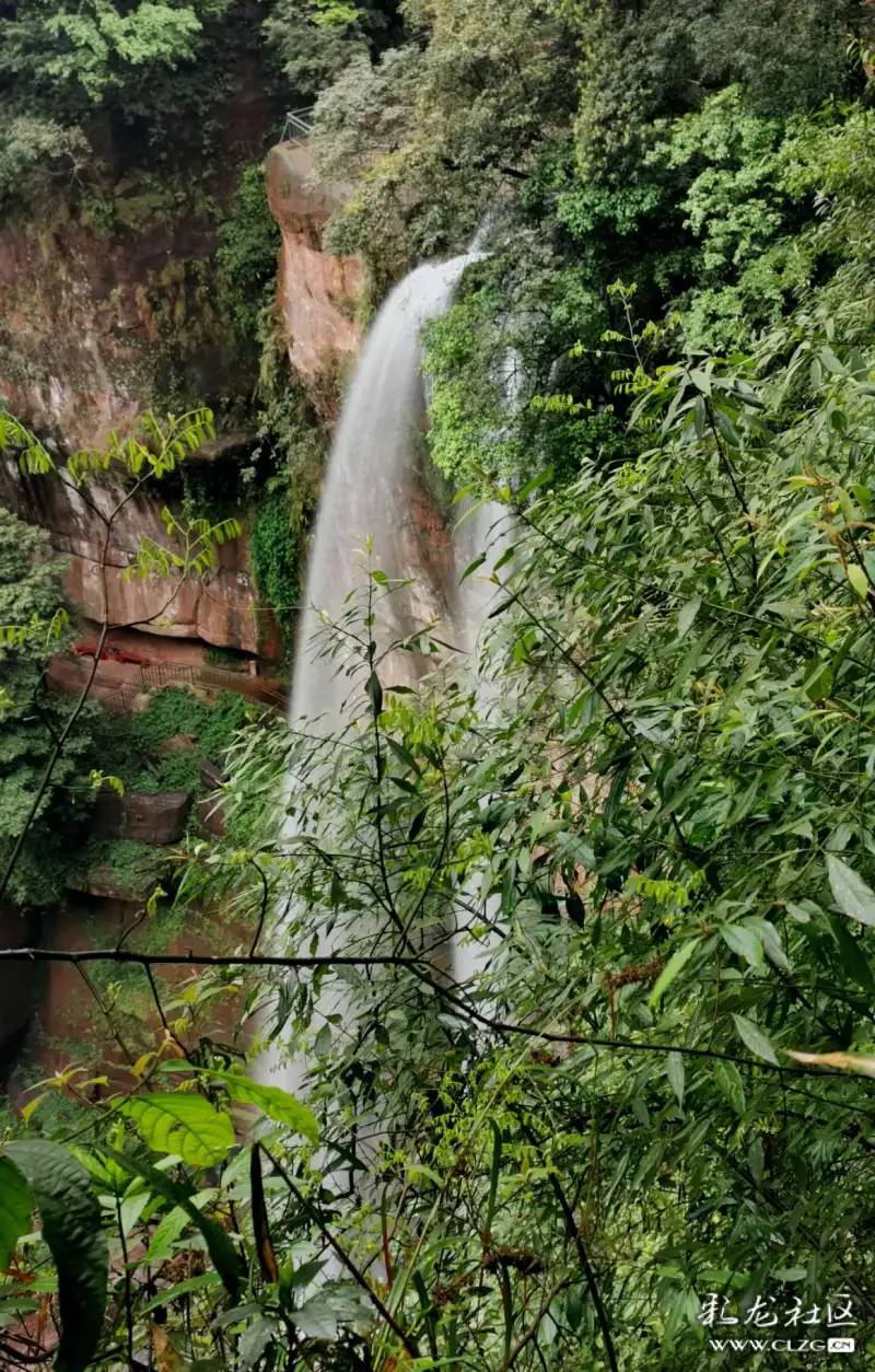 来到《赤水丹霞燕子岩》贵州赤水市-彩龙社区