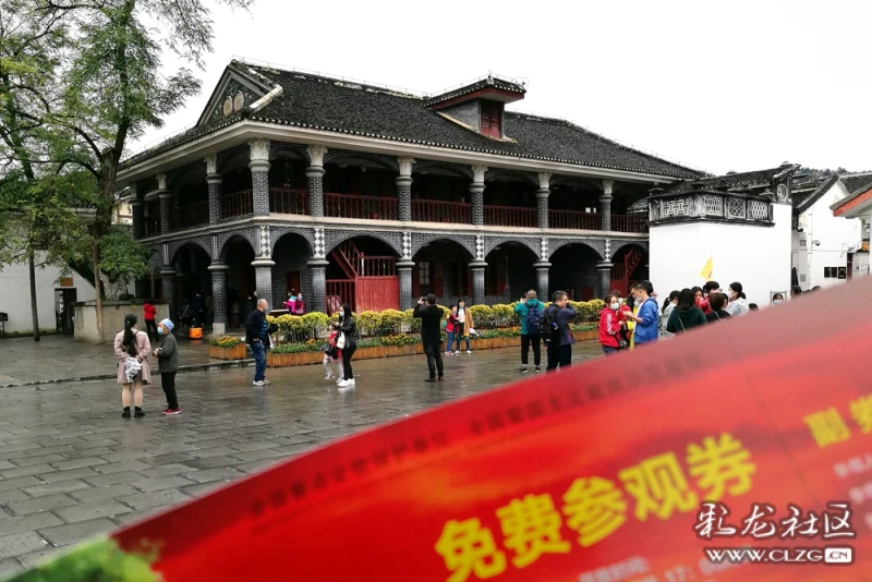 参观需持票进入…遵义会议会址标志性建筑…遵义会议雕塑…参加遵义