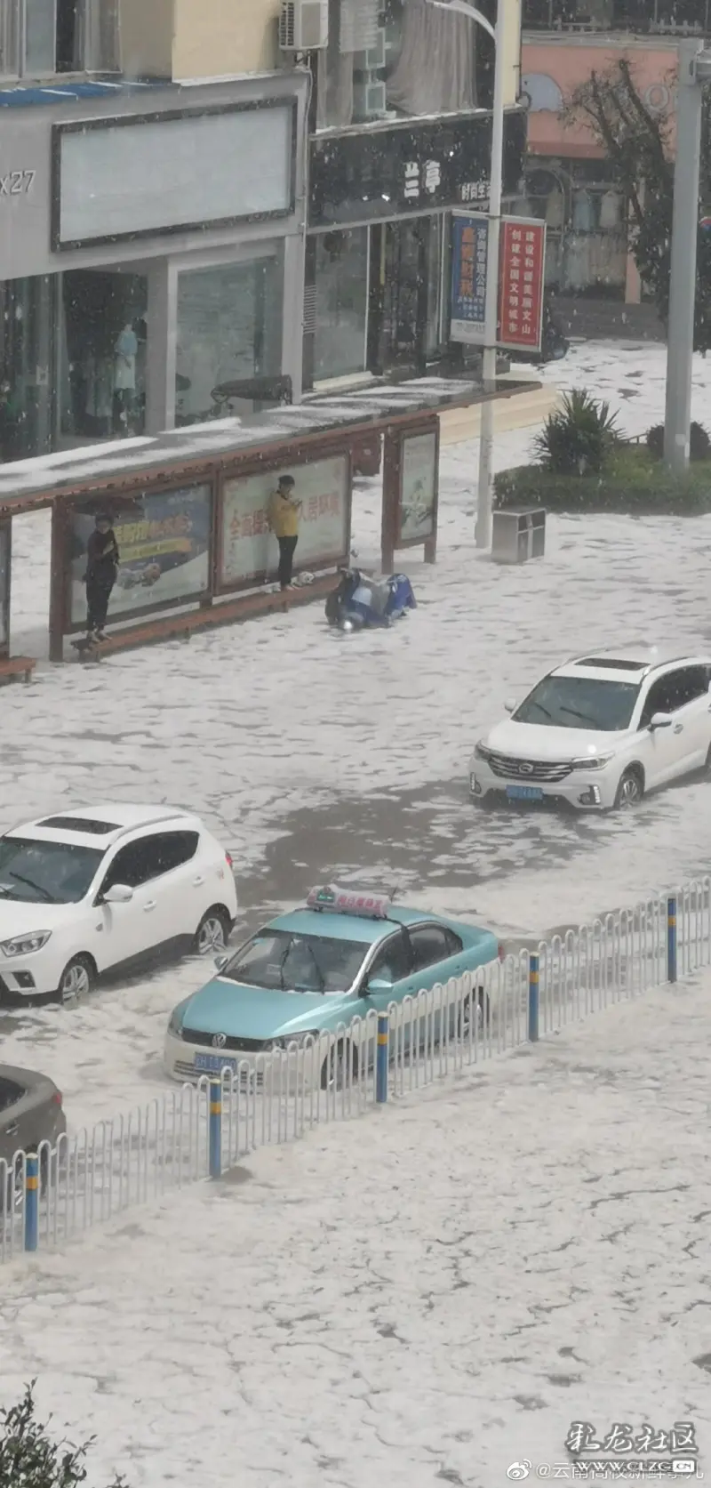 云南文山遇冰雹街道成冰河 28日下午,文山全州范围内出现小到中雨