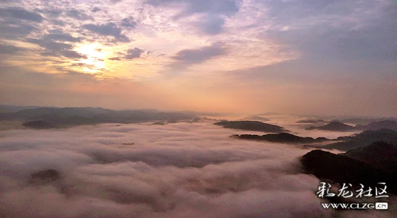 穿云破雾航拍云雾山中的西洋江大峡谷