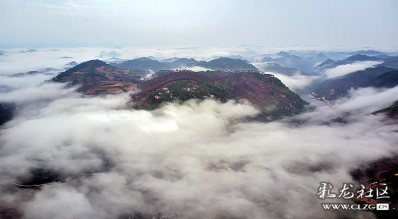 穿云破雾航拍云雾山中的西洋江大峡谷