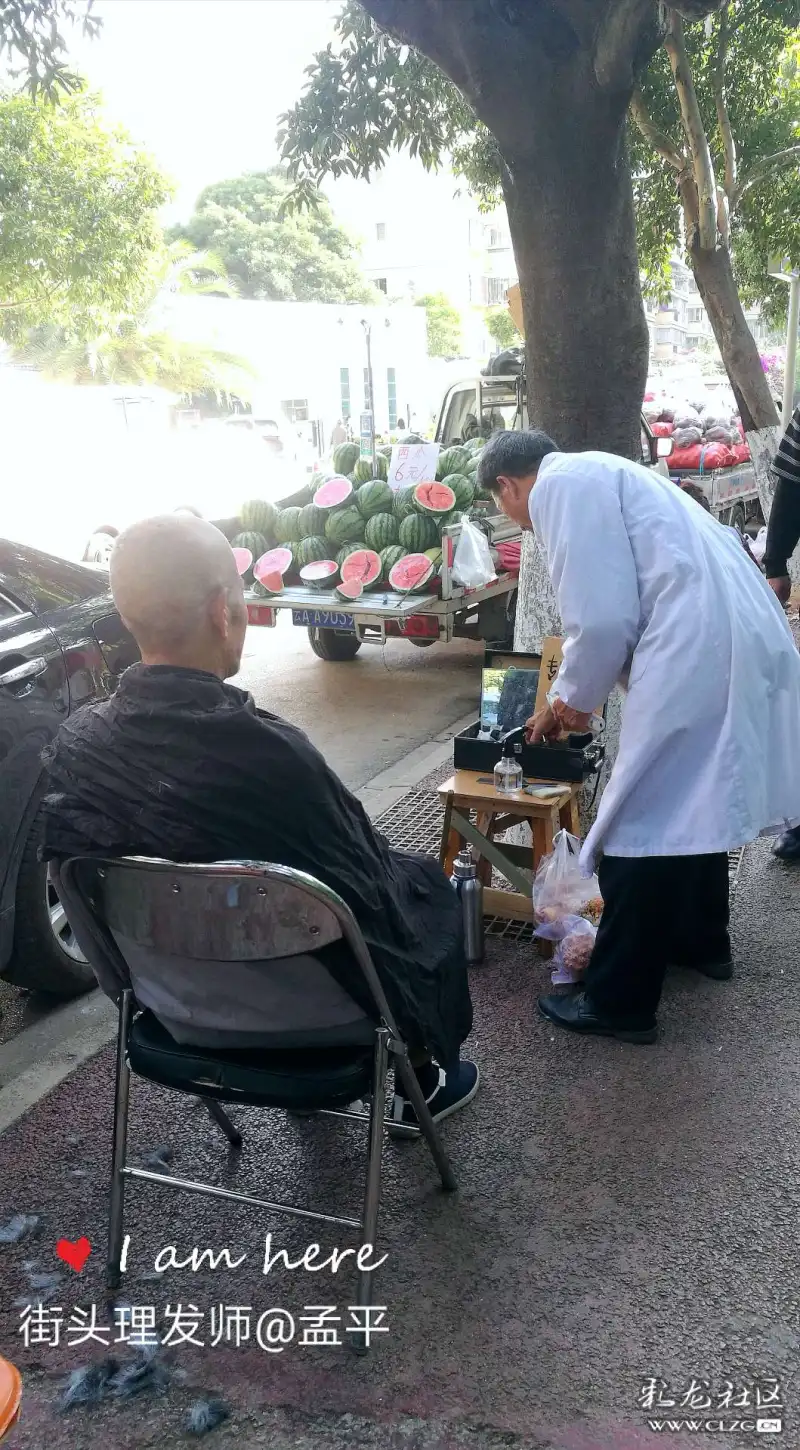 早晨,在入住金地悦天下附近南华菜市场街旁过道上,看见一位高龄理发