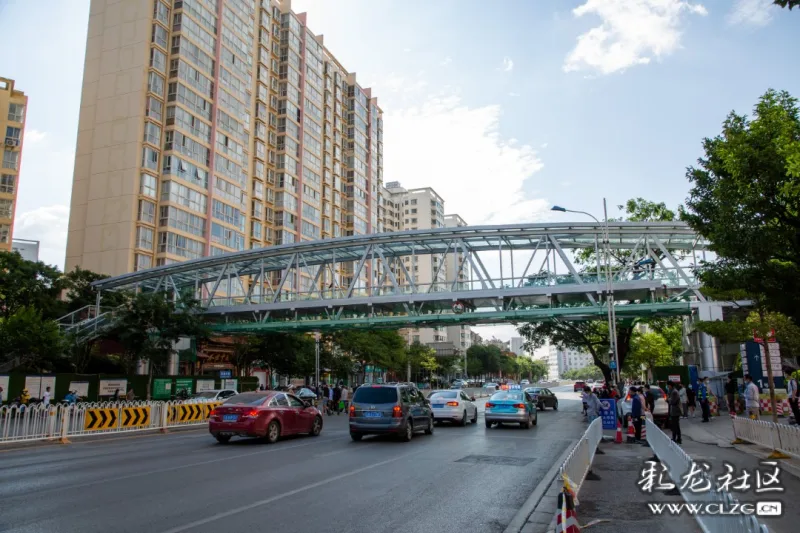 位于滇缅大道与虹山南路交叉口(工人医院门口)过街人行天桥已