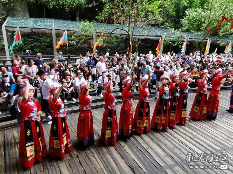 三峡人家看土家族民俗表演