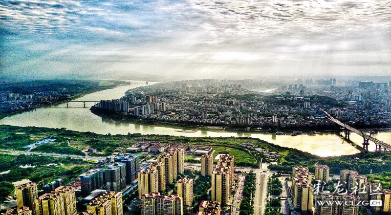 航拍长江边泸州市的张坝桂圆林