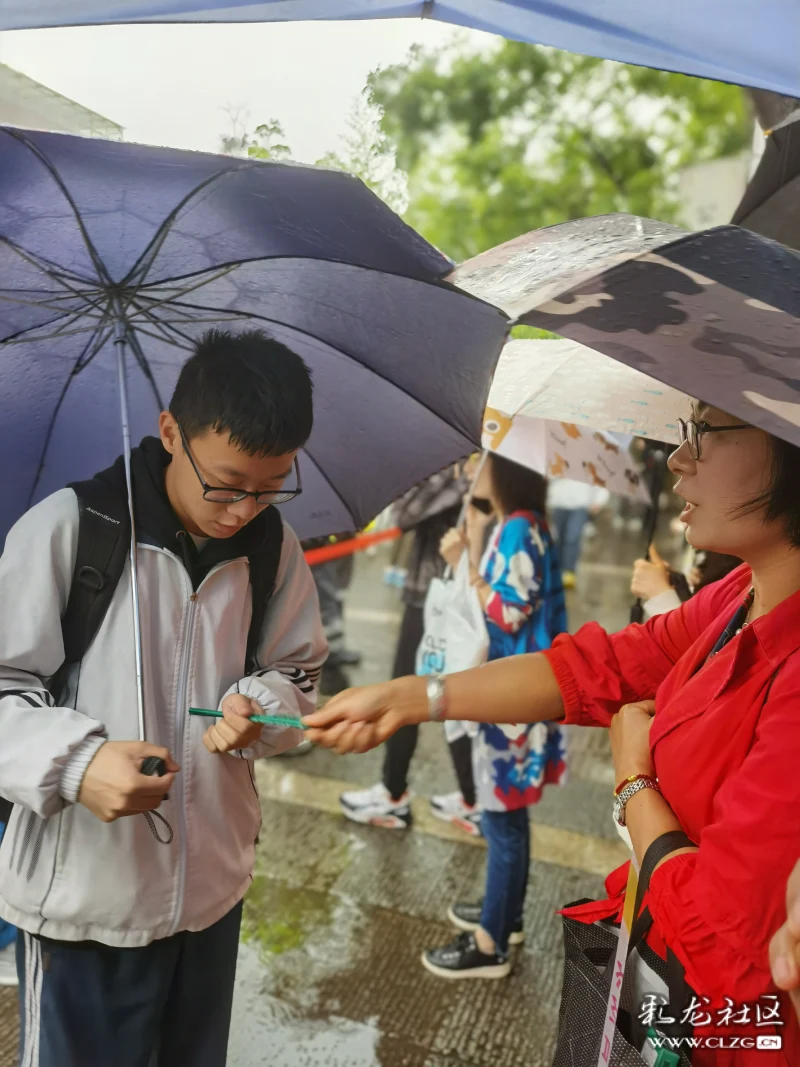 大雨淋湿了警察叔叔的衣服.