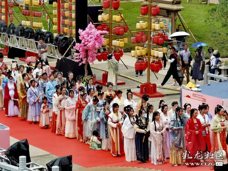 融创文旅城在觉海楼前举行祭祀屈原及汉服巡游活动