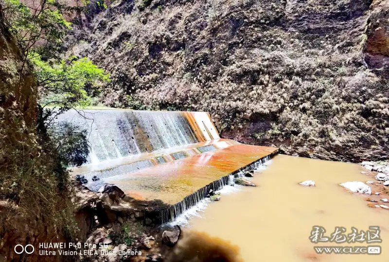 奇异峻峭的悬崖峭壁,三潭瀑布又名双沟瀑布,系大姚古八景之一