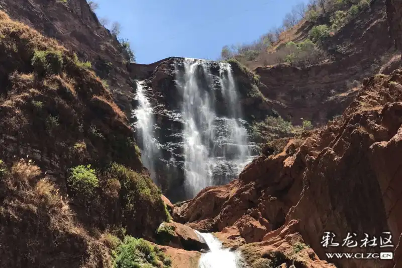 奇异峻峭的悬崖峭壁,三潭瀑布又名双沟瀑布,系大姚古八景之一