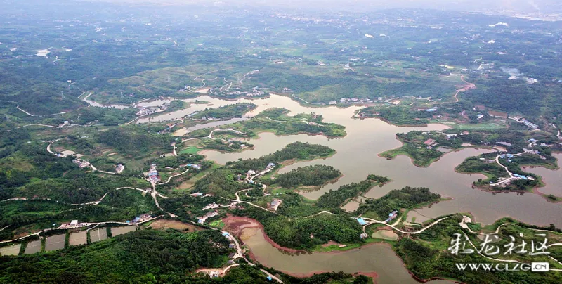 俯瞰重庆永川孙家口水库,很像浙江的新安江水库千岛湖,十分秀美.