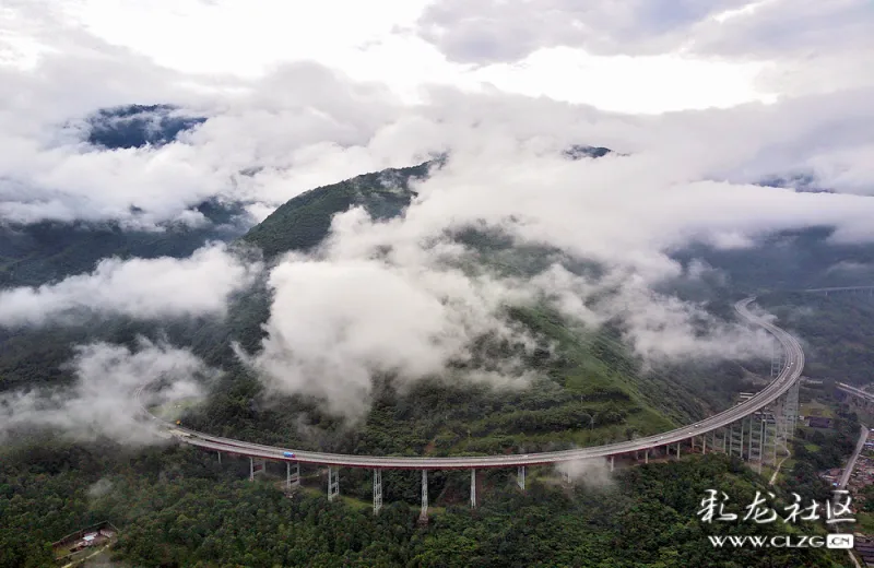 航拍:翻山越岭,重逢中国最美高速,雅西高速.