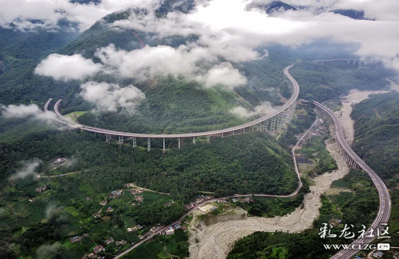 航拍:雅西高速公路双螺旋隧道(雅安市石棉县)"最美高速,中国天路"雅西