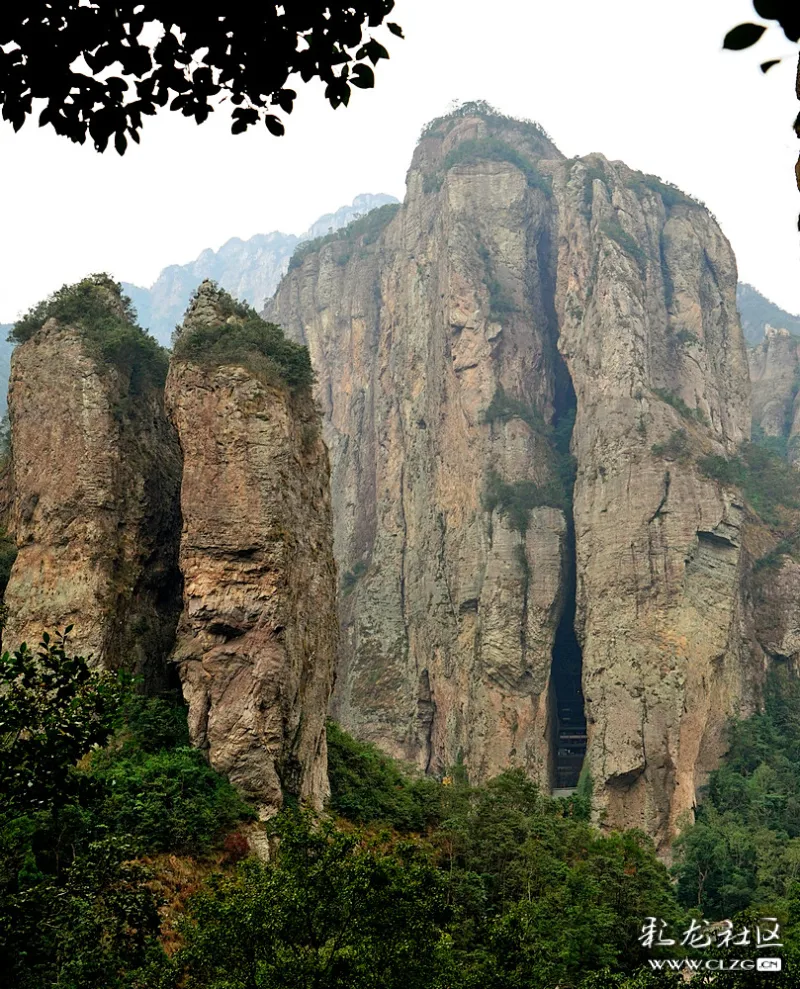 雁荡山灵峰景区内的合掌峰就是景区内的主要的最明显的那座山峰,但是