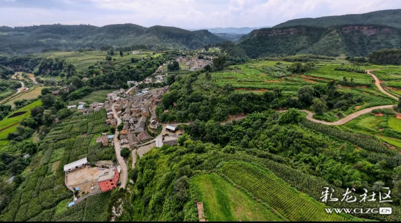 阿路龙景区,位于叠虹桥景区西北约10公里处,在南盘江另一条支流马蹄