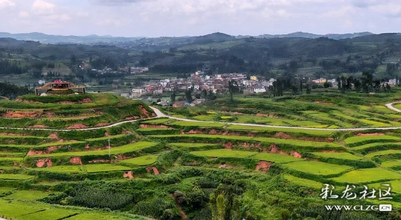 航拍宜良阿路龙村是九乡远近闻名的彩色水稻田园风光网红打卡地