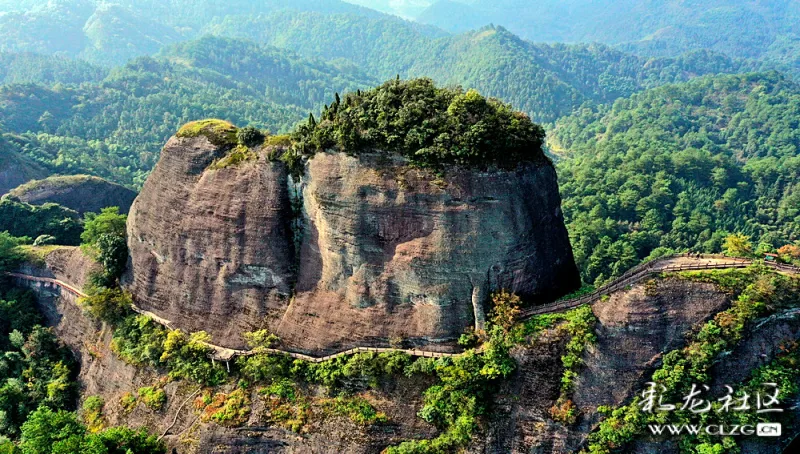 航拍湖南崀山骆驼峰 "九九天梯"!