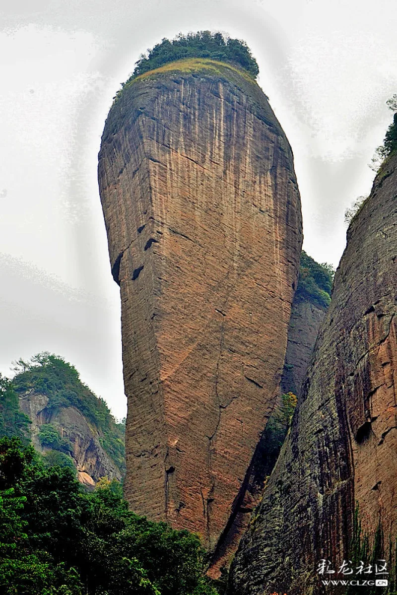 湖南崀山典型的丹霞峰林地貌辣椒峰