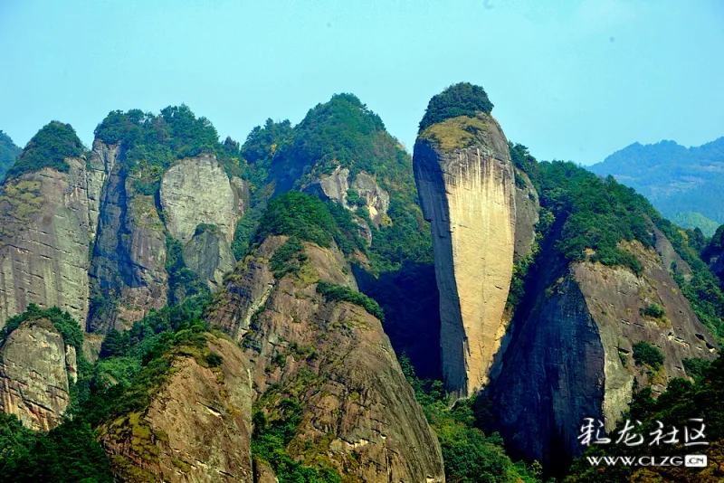 湖南崀山典型的丹霞峰林地貌——"辣椒峰"!