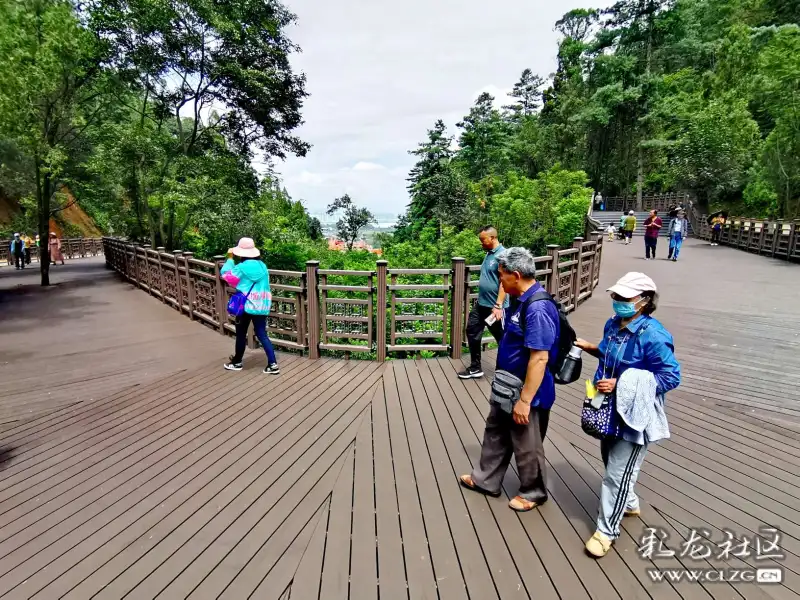 西山公园人行栈道是风景中的风景