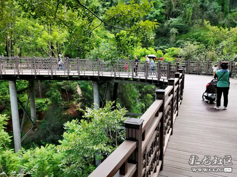 西山公园人行栈道是风景中的风景