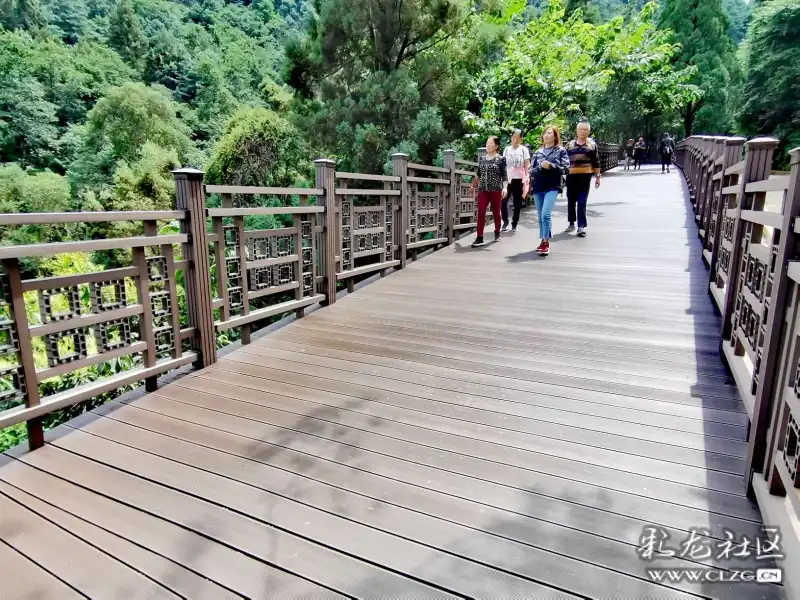 西山公园人行栈道是风景中的风景