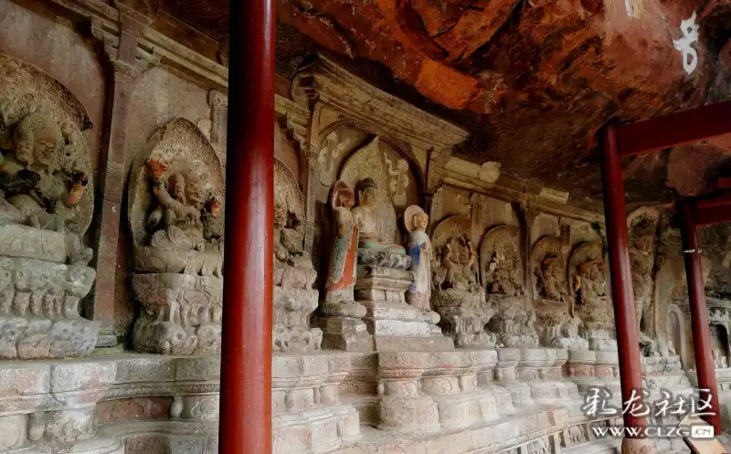 这些石窟分布在石宝山的石钟寺,狮子关,沙登箐3处,绵延六七公里的地带