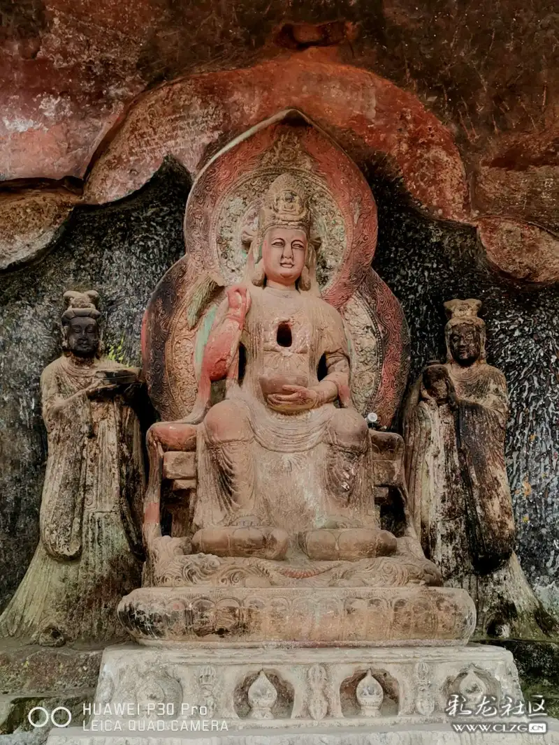 这些石窟分布在石宝山的石钟寺,狮子关,沙登箐3处,绵延六七公里的地带
