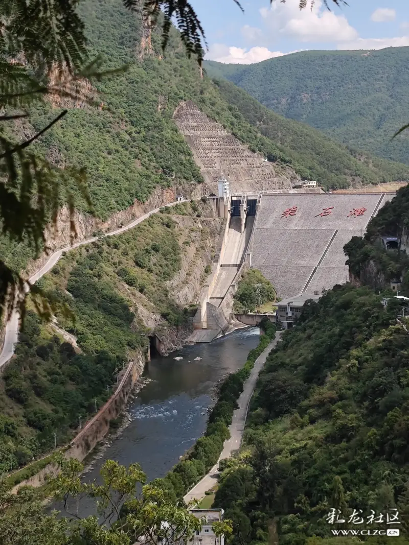 途经南盘江大桥和柴石滩水库,沿途风景也是非常好,可谓是周边游的不二